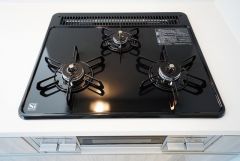 同仕様写真。複数の調理を一度に行うことができる3口コンロ。効率よくお料理が出来ます。毎日のお料理も楽しくなりますね＾＾