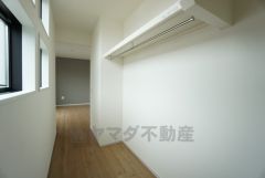 収納量たっぷりのウォークインクローゼット。ハンガーパイプ付で散らかりがちな洋服類もきれいに整理できます。