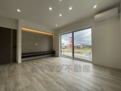 大きな掃き出し窓のあるリビングは、陽光あふれる明るい空間です。ゆったりと寛げる憩いの場となりそうです。