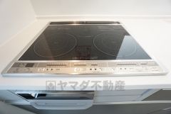 お手入れのしやすいIHクッキングヒーターです。3口コンロなので、効率よくお料理が楽しめます。毎日のお料理も楽しくなりますね＾＾
