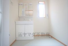 三面鏡つき洗面台。収納も一体型になっているので、ドライヤーやヘアアイロンの置き場に困りませんね。