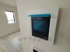 防犯性、セキュリティ対策に安心できるテレビモニター付きインターフォンです。セールスマン対策にもなり安心できます。