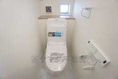 温水洗浄機付トイレです。トイレは2ヶ所設けられているので、来客時にも気兼ねなく使えますね。小窓付きで換気も出来ます。