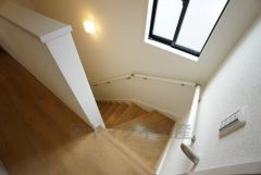 同仕様写真。現況と異なる場合は現況を優先します。日中でも暗くなりがちな階段には、小窓を配置し採光も考えられたつくり＾＾手摺付きなので安全に上り下りできますね＾＾