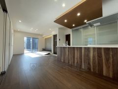 大きな窓のあるリビングは陽光あふれる明るい空間です。居心地良く、ご家族皆がゆったり寛げる憩いの空間となりそうです。