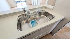 大きなお鍋も楽々洗える、幅が広いシンク。 洗剤や石鹸、スポンジもすっきりできる収納付き。浄水器が一体化した水栓シャワーが付いているので、節水効果もありますね＾＾
