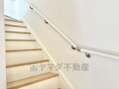 日中でも暗くなりがちな階段には、小窓を配置し採光も考えられたつくり＾＾手摺付きなので安全に上り下りできますね＾＾