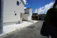 前面道路：（南側）約4ｍ。