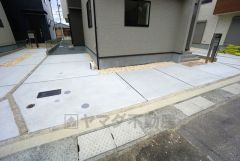 駐車スペースは2台分。マイカー用に、来客用に、ご利用いただけます。自転車やバイク置場としても重宝しますね。