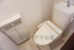 温水洗浄機付トイレです。トイレは2ヶ所設けられているので、来客時にも気兼ねなく使えますね。