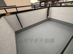 陽当たりの良いバルコニーです。お洗濯やお布団干しはもちろん、日光浴スペースにも。足元は防水工事施工済です。