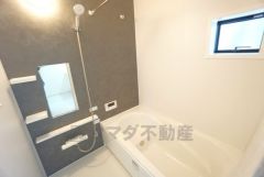 1日の疲れを癒すくつろぎのバスルーム。足を伸ばしてもゆったりと入れるサイズです。お子様と一緒にお風呂に入っても狭くないですね＾＾