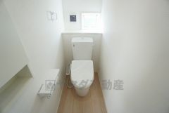 温水洗浄機付トイレです。節水機能もあるので、安心して使えますね。もちろん、1階2階の2ヶ所にトイレがあるので、忙しい朝にもゆとりができますね。