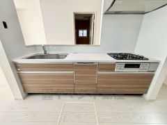 リビングでの寛ぎを邪魔しない独立キッチンです。生活感が出にくいので急な来客にも困りませんね＾＾