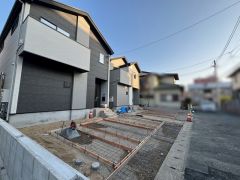 現地（2025年10月）撮影。住人以外の車の進入も少なく、小さなお子様を持つご家庭にも安心です。