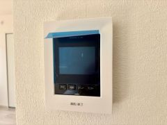 今や必需品となっておりますTVモニター付きインターホンです。録画・再生器のもついており防犯性もばっちりです。キッチン横にありワンタッチで外の方とお話ができますので便利です。