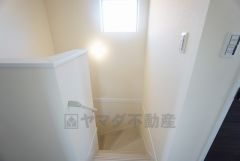 日中でも暗くなりがちな階段には、小窓を配置し採光も考えられたつくり＾＾手摺付きなので安全に上り下りできますね＾＾