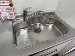 大きなお鍋も楽々洗える幅の広いシンクです＾＾ステンレスシンクなので簡単にお掃除できますよ。