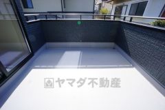 陽当たりの良いバルコニー。十分な広さがあるので一度にたくさんの洗濯物を干すことができます。日光浴をしたり、星を眺めたりも良いですね^^