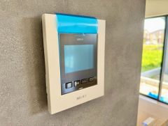 防犯性、セキュリティ対策に安心できるテレビモニター付きインターフォンです。セールスマン対策にもなり安心できます。