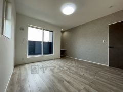 ご夫婦お二人のプライベートシーンを演出する寝室は、大容量のウォークインクローゼット付き。
