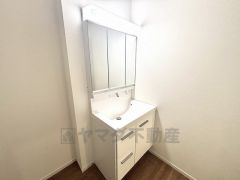 三面鏡にハンドシャワー付きで使いやすい洗面台です＾＾鏡裏と洗面ボウル下に収納付きの洗面台なので、整理整頓ができスッキリと使えます＾＾