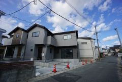 前面道路幅員：約4.5ｍ。大通りから1本入った落ち着いた住宅地です。