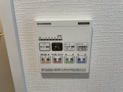 浴室暖房乾燥機には、暖房、乾燥、涼風、換気の4つの機能が付いています。タイマー付きです。雨の日はもちろん、急ぎで洗濯する必要のあるお子様の体操服や、下着類などを乾かすのに便利です。