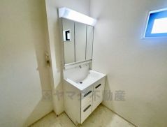 三面鏡にハンドシャワー付きで使いやすい洗面台です＾＾鏡裏と洗面ボウル下に収納付きの洗面台なので、整理整頓ができスッキリと使えます＾＾