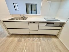 リビングダイニングを見渡せるキッチンです。家族とコミュニケーションをとりながら、楽しくお料理や片付けができそうです＾＾