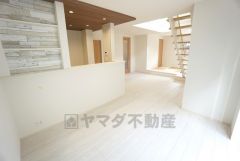 家族が集まる開放的なリビング。思い思いの時間を過ごしたり食事をしたり、素敵な団らんの場になりますね。