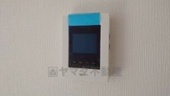 今や必需品となっておりますTVモニター付きインターホンです。録画・再生器のもついており防犯性もばっちりです。キッチン横にありワンタッチで外の方とお話ができますので便利です。