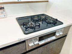 3種類の料理が同時に調理できる、3口ガスコンロ。忙しい夕食の支度時間が短縮できて効率よくお料理が楽しめます。