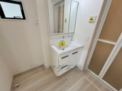 三面鏡にハンドシャワー付きで使いやすい洗面台です＾＾鏡裏と洗面ボウル下に収納付きの洗面台なので、整理整頓ができスッキリと使えます＾＾