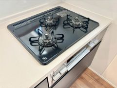 3種類の料理が同時に調理できる、3口ガスコンロ。忙しい夕食の支度時間が短縮できて効率よくお料理が楽しめます。