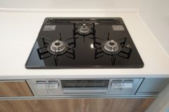 同仕様写真。現況と異なる場合は現況を優先します。3種類の料理が同時に調理できる、3口ガスコンロ。