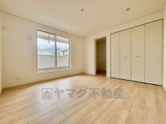 大きめのクローゼットがついた使いやすい洋室です。すっきりと整理整頓できるので気持ちよくすごせます＾＾