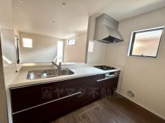 収納も、作業スペースも広々と設けられた使いやすいシステムキッチンです＾＾