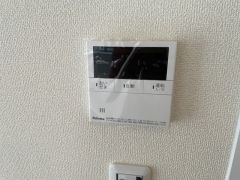 キッチン横からお湯張り、追い炊き、足し湯がボタン一つで楽々操作できる給湯機リモコンです。忙しい夕飯準備の時間帯に重宝しますね。