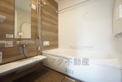 1日の疲れを癒すくつろぎのバスルーム。足を伸ばしてもゆったりと入れるサイズです。お子様と一緒にお風呂に入っても狭くないですね＾＾