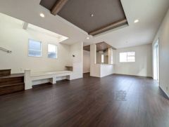 おしゃれなキッチンを中心とした開放的なリビング。お友達や親せきをお招きするのも楽しみです＾＾