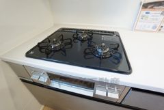 3種類の料理が同時に調理できる、3口ガスコンロ。忙しい夕食の支度時間が短縮できて効率よくお料理が楽しめます。