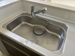 大きなお鍋も楽々洗える幅の広いシンクです。