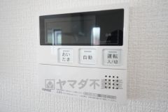 キッチン横からお湯張り、追い炊き、足し湯がボタン一つで楽々操作できる給湯機リモコンです＾＾忙しい夕飯の準備の時間帯に重宝しますね。