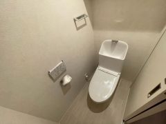 温水洗浄便座付きの清潔感あふれるトイレ