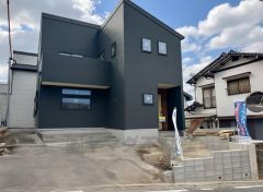 カースペース2台分。壱岐小学校まで徒歩約10分で、お子様の通学も安心環境