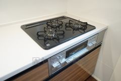 3種類の料理が同時に調理できる、3口ガスコンロ。忙しい夕食の支度時間が短縮できて効率よくお料理が楽しめます。