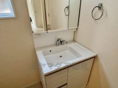 三面鏡にハンドシャワー付きで使いやすい洗面台です＾＾