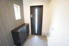 家の顔となる玄関はデザインクロスを使用しおしゃれに仕上げました＾＾