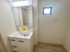 洗面台、洗濯機置き場、バスルームが連なっている、生活導線の考えられた作りになっています。
